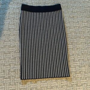 Ann Taylor (NWOT) Knitted pull on Pencil Skirt in Checkered Navy and White XS